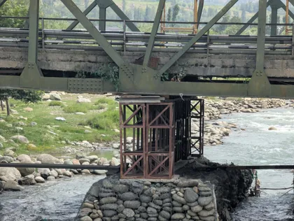 Eisenbrücke über dem Fluss