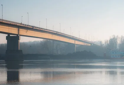 Brücke im Nebel