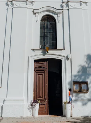 Die weiße Kirchentür