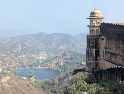 Fort Jaigarh über dem See