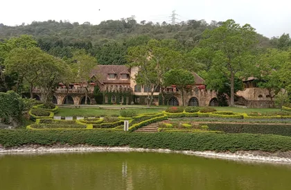 Steinvilla und Heckengarten