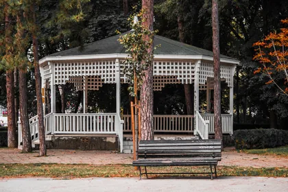 Der Parkpavillon im Herbst