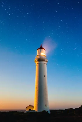 Ein Leuchtturm unter Sternen