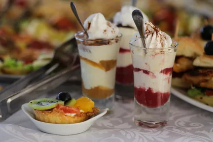 Parfaits in hohen Gläsern