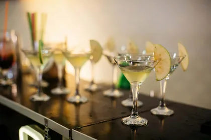 Apfelcocktails an der Bar