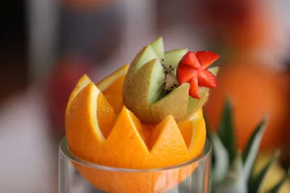 Obst in oranger Schale