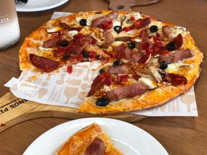 Pizza auf dem Brett