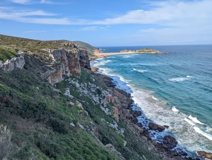 Robberg-Klippen über der Bucht