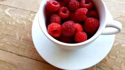 Himbeeren in einer Teetasse