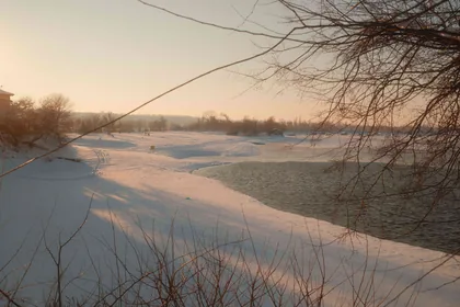 Ein zugefrorener Fluss in der Dämmerung