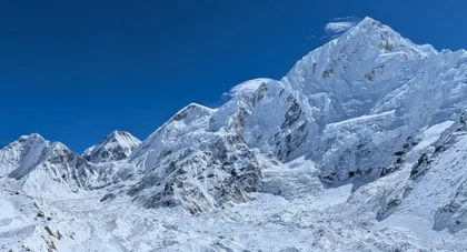 Verschneite Berggipfel