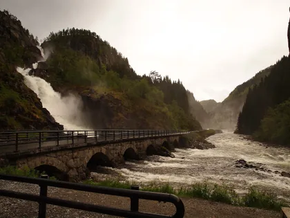 Brücke unter dem Latefossen