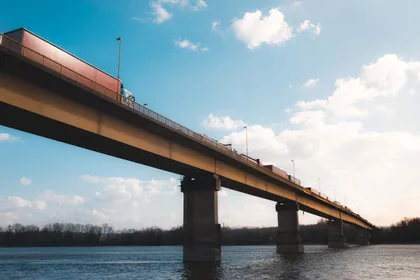 Lastwagen auf dem Viadukt