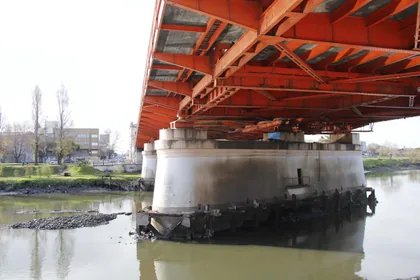 Unter der roten Brücke