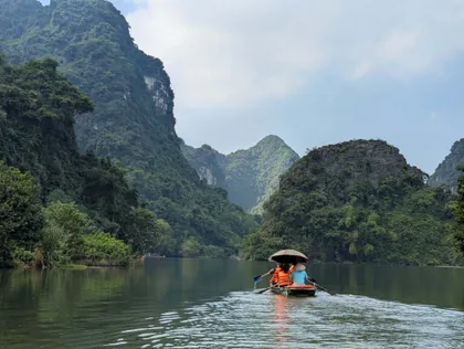 Ein Boot zwischen Karstfelsen