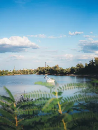 Boote auf blauem See