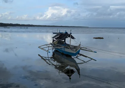 Auslegerboot auf stillem Wasser