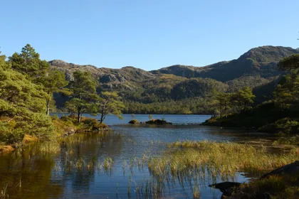 Ein See zwischen Hügeln