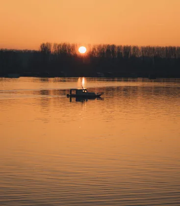 Boot bei Sonnenuntergang
