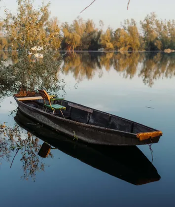 Ein Stuhl im Ruderboot