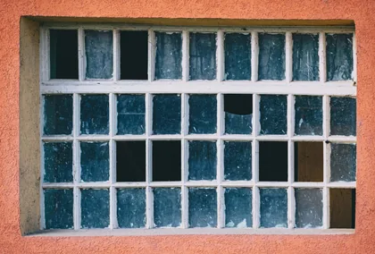 Fenster in oranger Wand