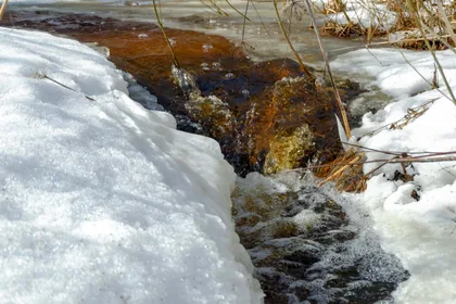 Schmelzwasser zwischen Schneewällen