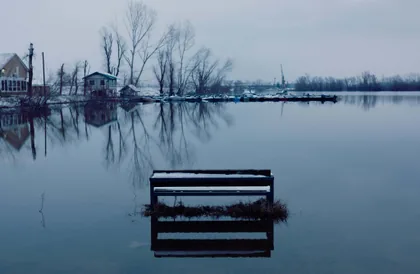 Die Bank im Hochwasser