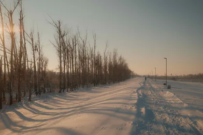 Winterstraße bei Sonnenuntergang